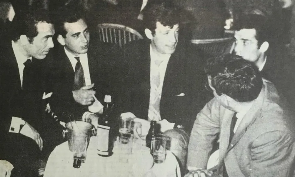 Ο Jean Paul Belmondo με αντροπαρέα στην Quinta. Δεξιά μόλις που φαίνεται ο Μίμης Στεφανάκος. Ο Μουτσάτσος είναι αριστερά. Ημερομηνία 25 Ιανουαρίου 1967.